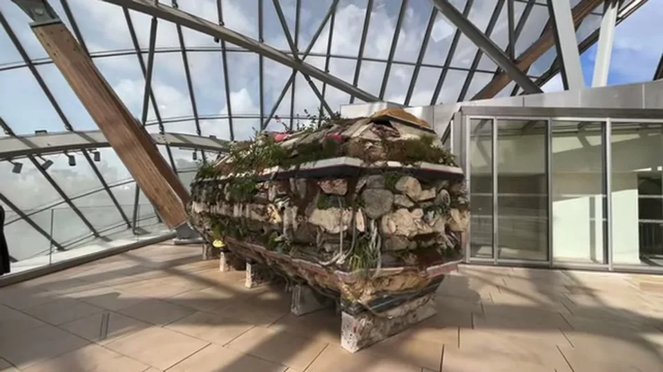 Wide frontal view of Fondation Louis Vuitton across a green lawn