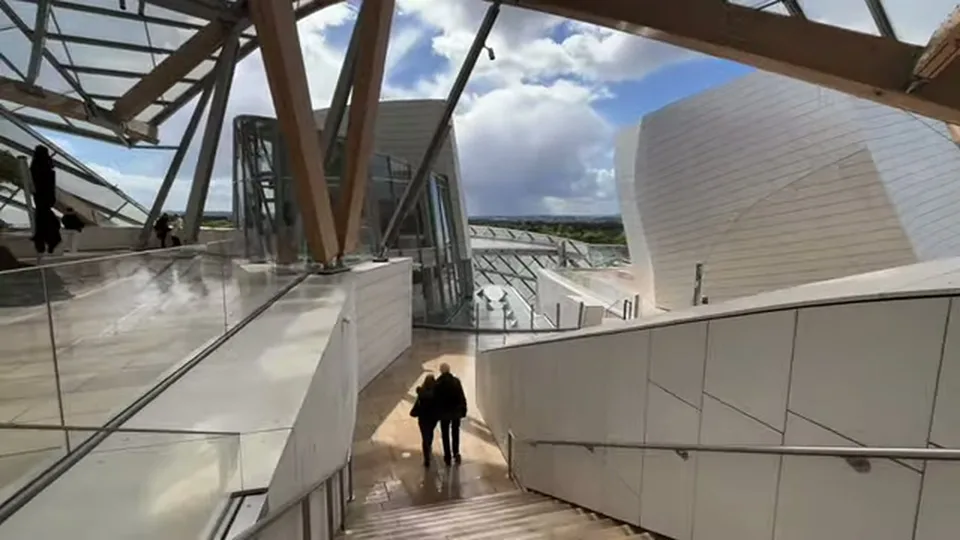 Large sculpture fully visible under Fondation Louis Vuitton glass roof