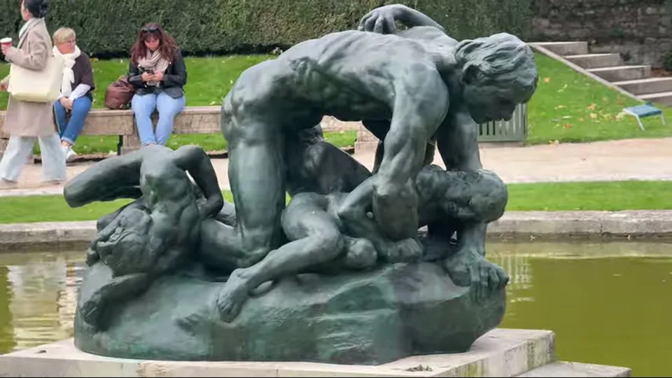 Centered view of The Gates of Hell in the Musée Rodin garden